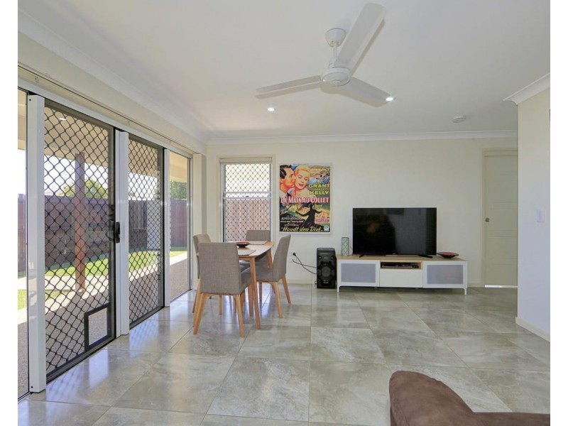 5/6 Back Hill Dr, Coral Cove QLD 4670