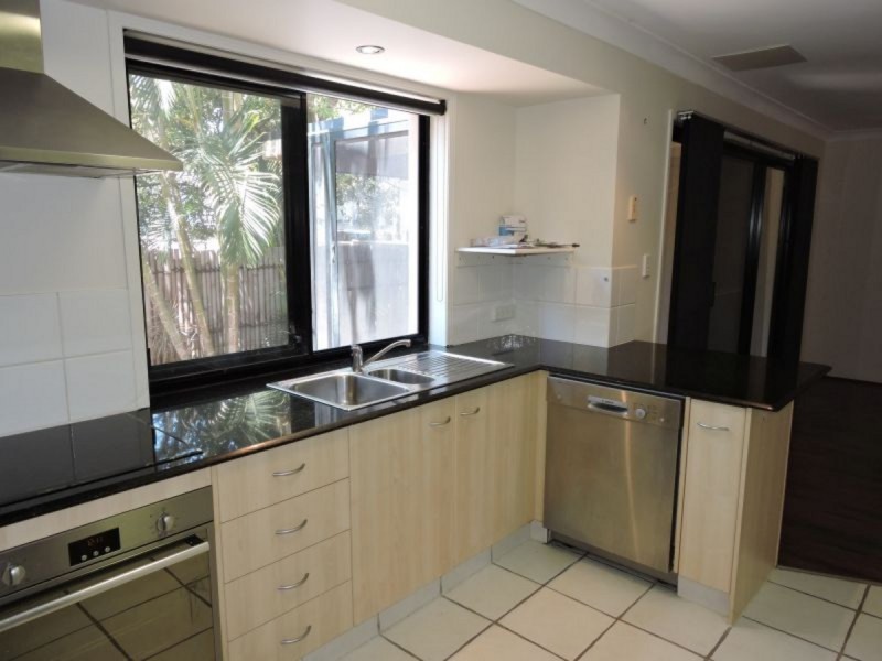 4/14 Terrigal Crescent, Southport QLD 4215