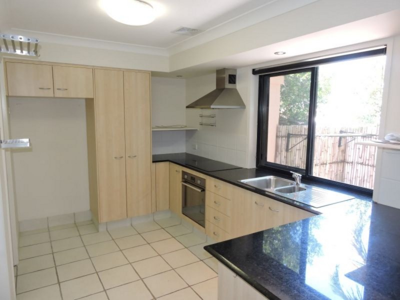 4/14 Terrigal Crescent, Southport QLD 4215