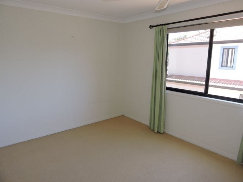 4/14 Terrigal Crescent, Southport QLD 4215