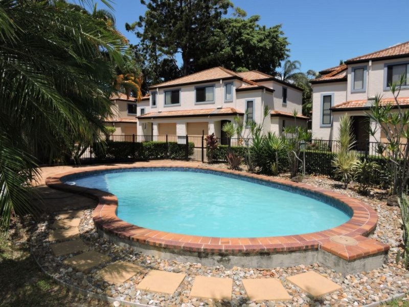 4/14 Terrigal Crescent, Southport QLD 4215