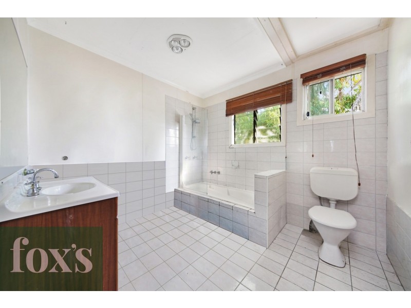 41 Cooleroo Crescent, Southport QLD 4215