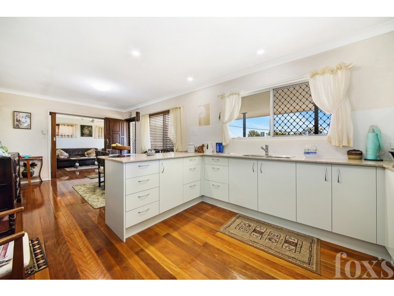 8 Penrock Parade, Labrador QLD 4215