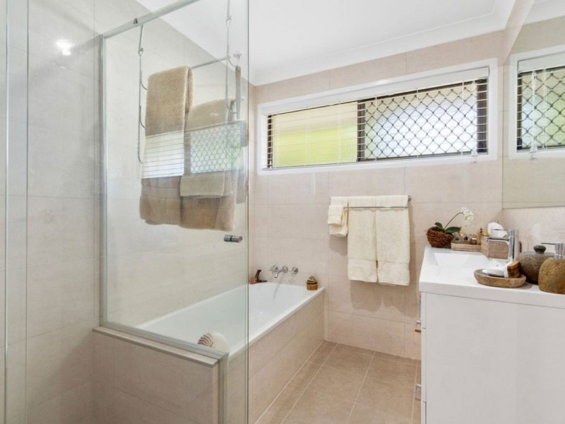 33 Dromana Crescent, Helensvale QLD 4212
