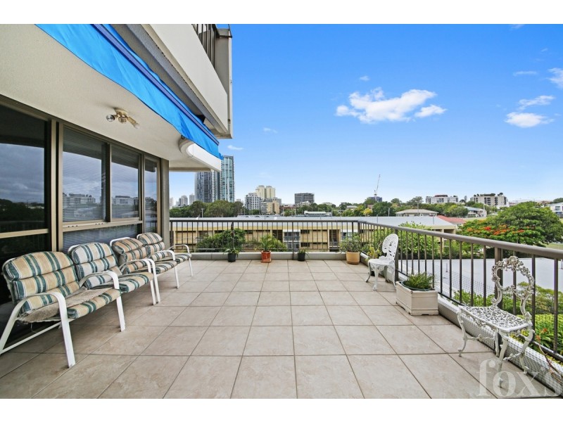 4C/10 Marine Parade, Southport QLD 4215