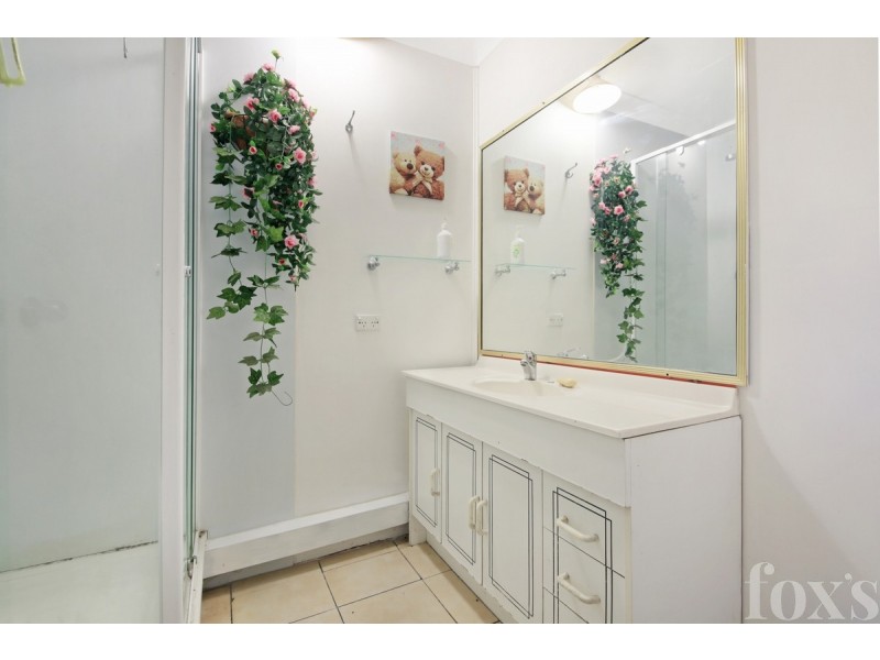 33 Warana Avenue, Southport QLD 4215