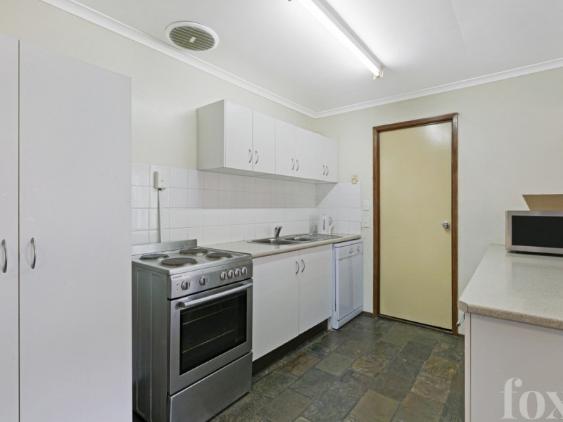 2/183 Olsen Avenue, Labrador QLD 4215