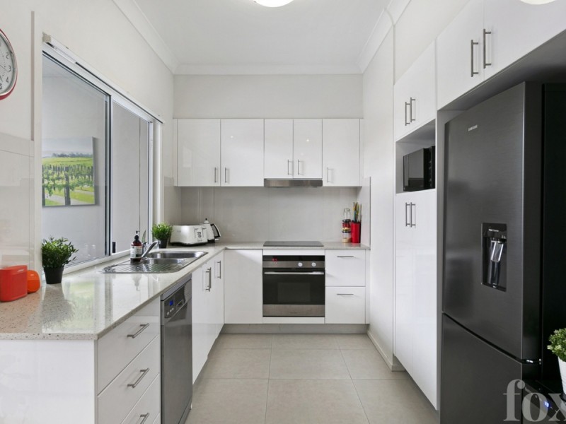 1/127 Pohlman Street, Southport QLD 4215