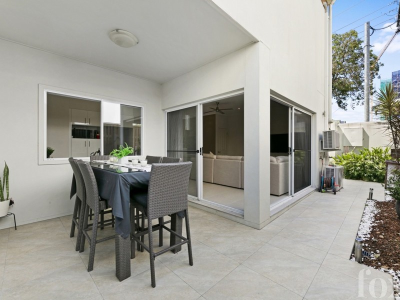 1/127 Pohlman Street, Southport QLD 4215