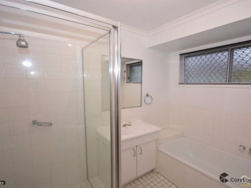 2/183 Central Street, Labrador QLD 4215