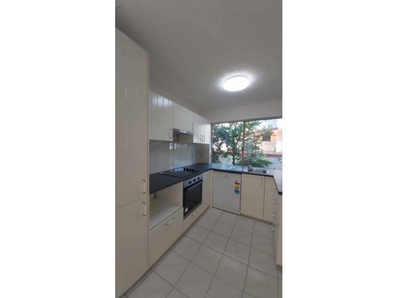 4/144 Marine Parade, Southport QLD 4215