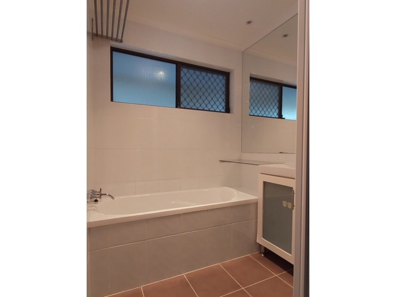 1/3 Melanie Place, Labrador QLD 4215