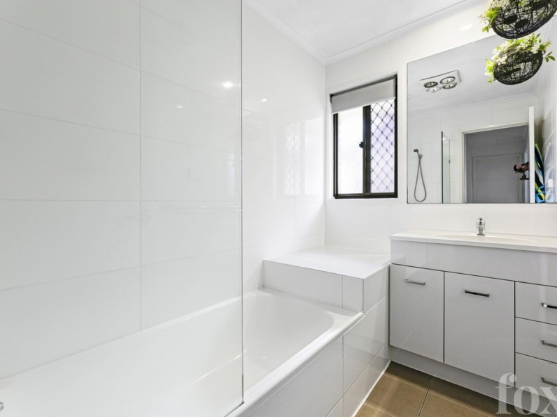 10/21 St Kevins Avenue, Benowa QLD 4217