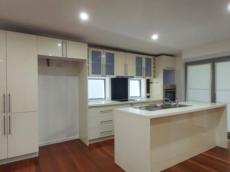 14 Collins Crescent, Benowa QLD 4217