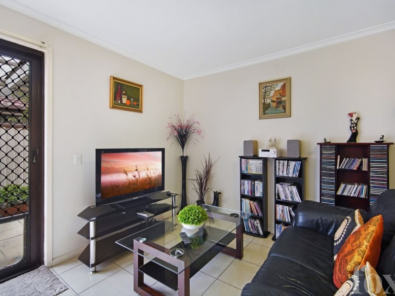 2/11 Telopea Street, Labrador QLD 4215