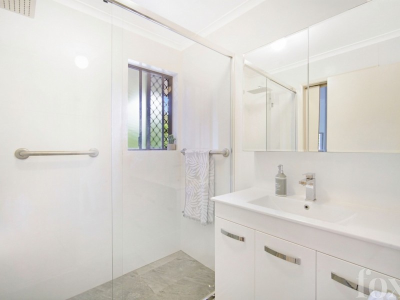 2/11 Telopea Street, Labrador QLD 4215