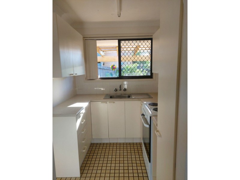2/5 Caroline Avenue, Southport QLD 4215