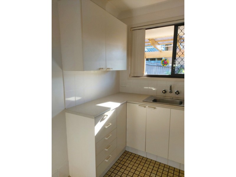 2/5 Caroline Avenue, Southport QLD 4215