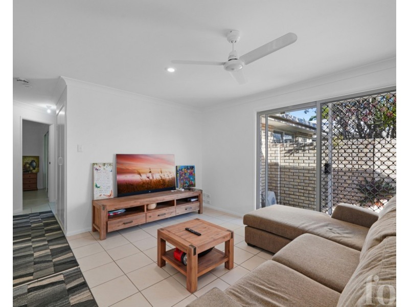 2/1 Jannie Court, Labrador QLD 4215