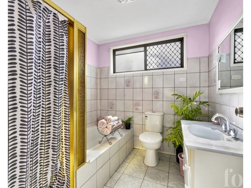 8 Serene Court, Arundel QLD 4214