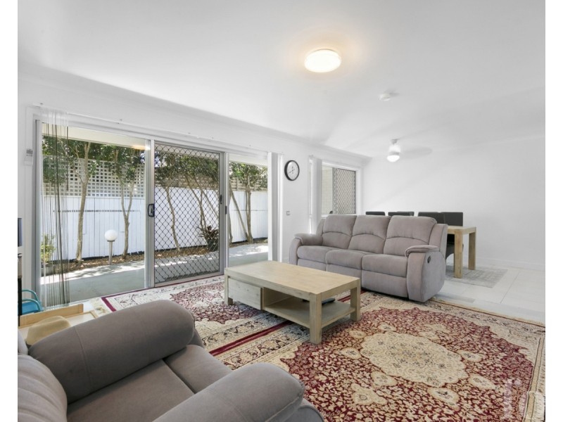 1/12 McWilliam Close, Labrador QLD 4215