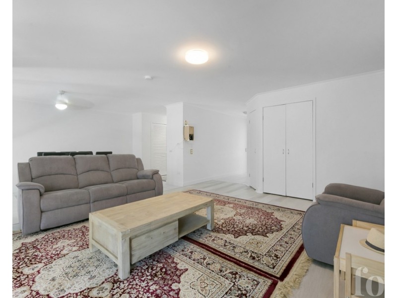 1/12 McWilliam Close, Labrador QLD 4215