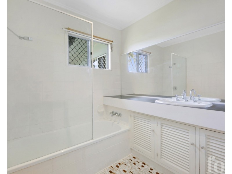 59 Deakin Avenue, Southport QLD 4215