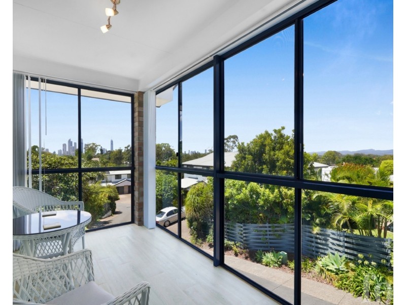 2/118 Ridgeway Avenue, Southport QLD 4215