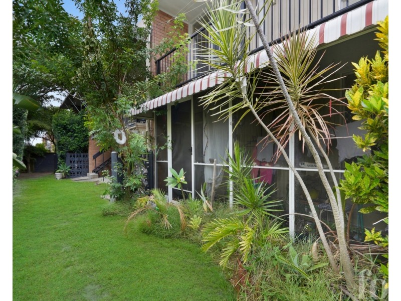 2/107A Frank Street, Labrador QLD 4215