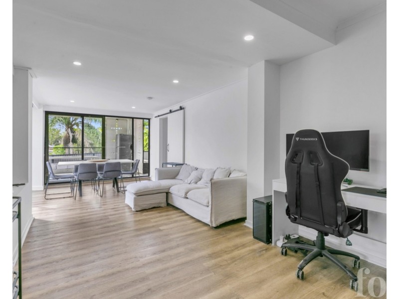 64 Ridgeway Avenue, Southport QLD 4215