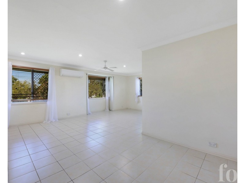 1/4 Liam Court, Labrador QLD 4215