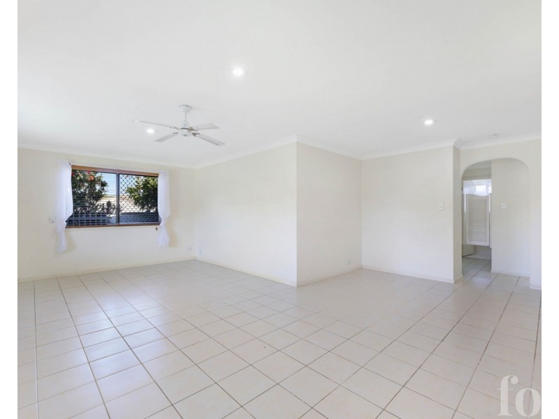 1/4 Liam Court, Labrador QLD 4215