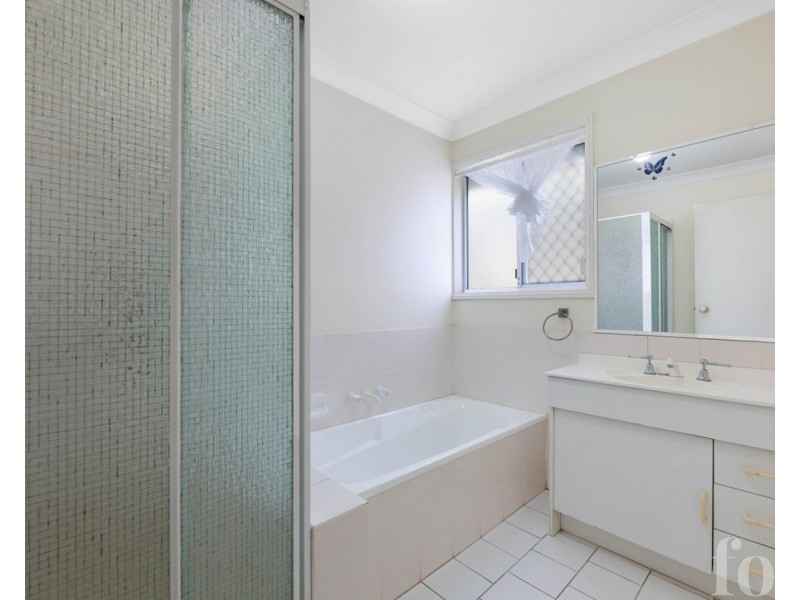 1/4 Liam Court, Labrador QLD 4215