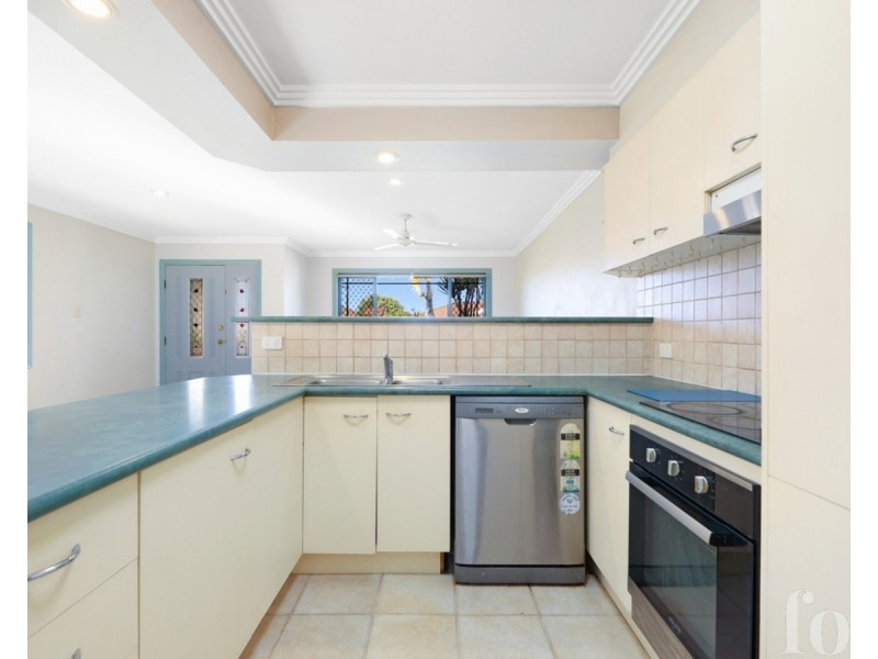 2/5 Jenaya Place, Labrador QLD 4215