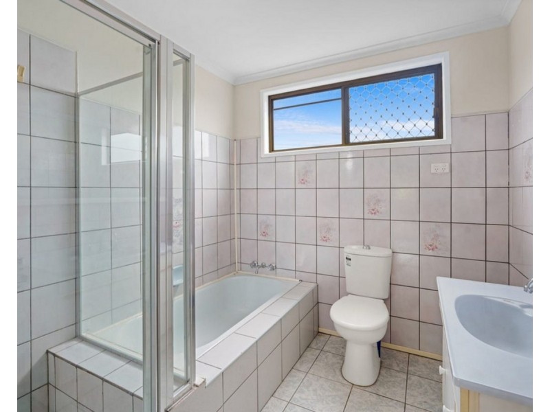 8 Serene Court, Arundel QLD 4214