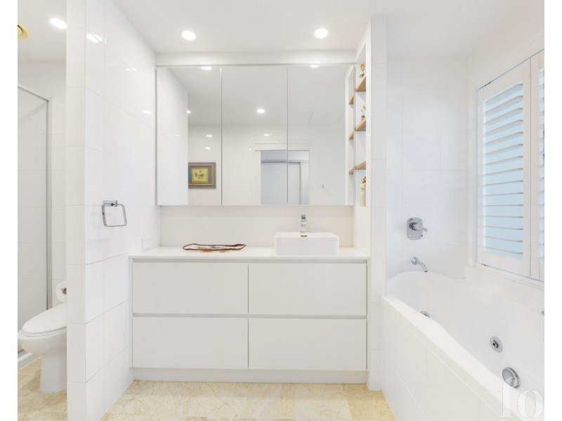 33/242 Marine Parade, Labrador QLD 4215