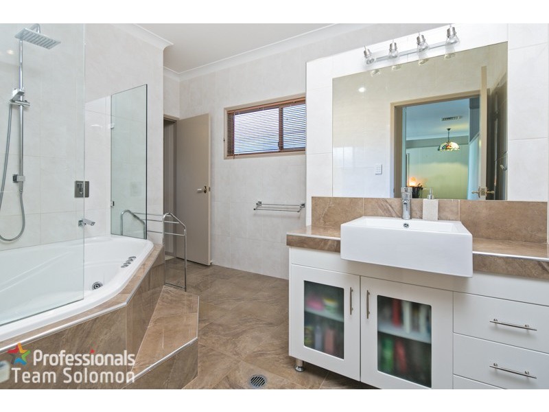 10 Carefree Street, Coochiemudlo Island QLD 4184