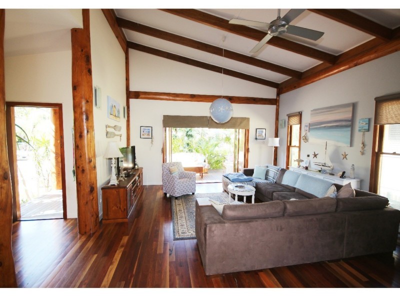 31 Shirley Street, Coochiemudlo Island QLD 4184