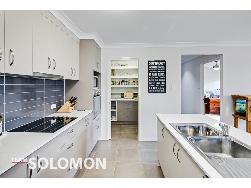 4 Noah Court, Redland Bay QLD 4165