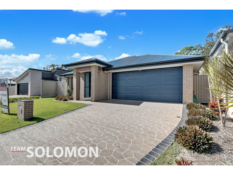 4 Noah Court, Redland Bay QLD 4165