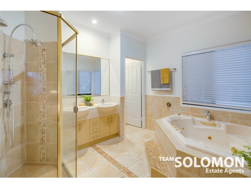 17 The Boulevard, Redland Bay QLD 4165
