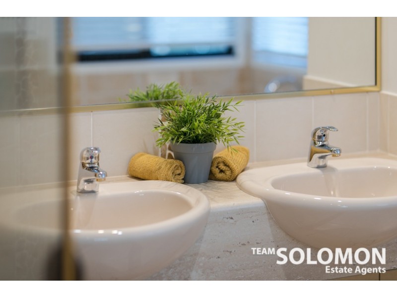 17 The Boulevard, Redland Bay QLD 4165