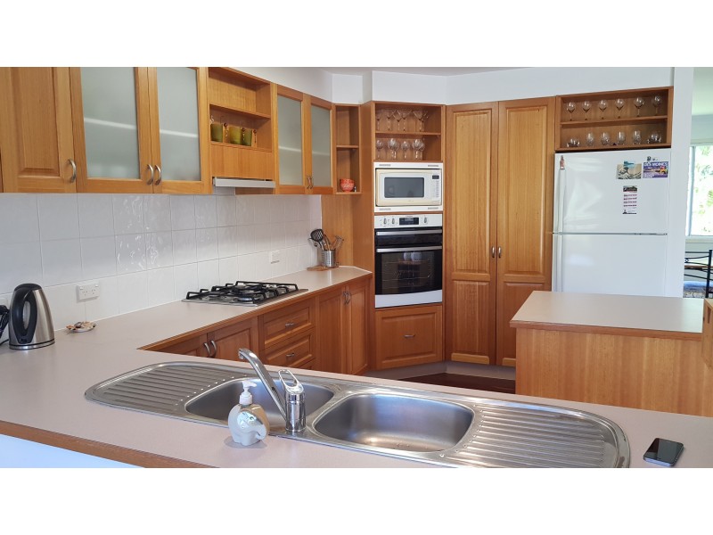 16 Eastbourne Terrace, Macleay Island QLD 4184