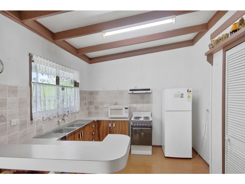 72 Elizabeth Street, Coochiemudlo Island QLD 4184