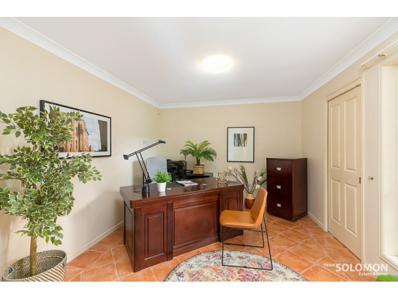 5 Arncliffe Close, Carindale QLD 4152