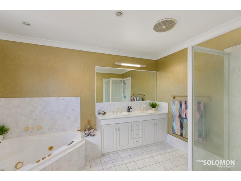 5 Arncliffe Close, Carindale QLD 4152