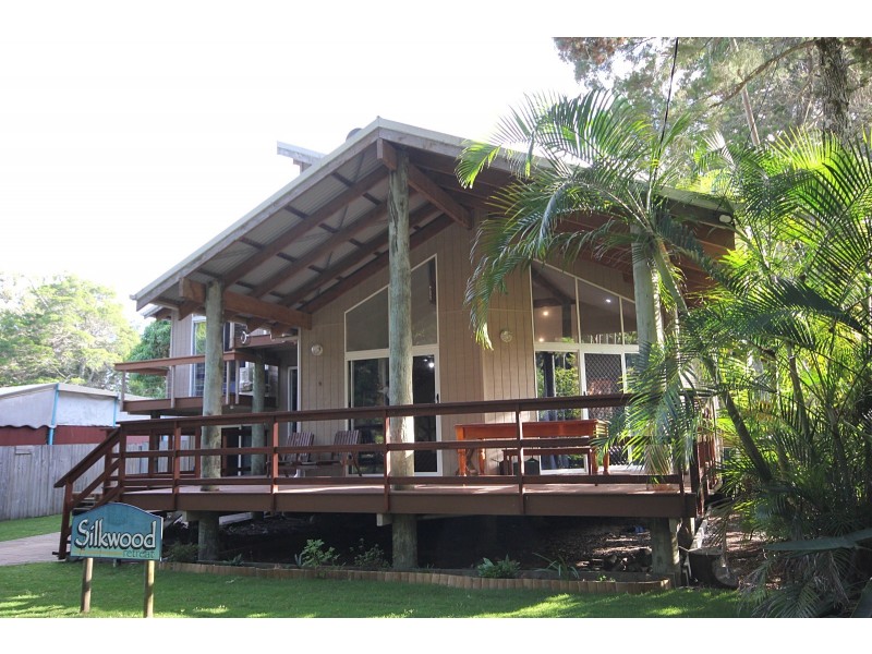 9 Innes Street, Coochiemudlo Island QLD 4184