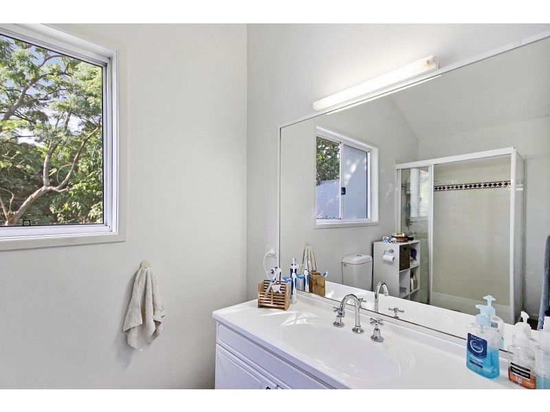 9 Innes Street, Coochiemudlo Island QLD 4184