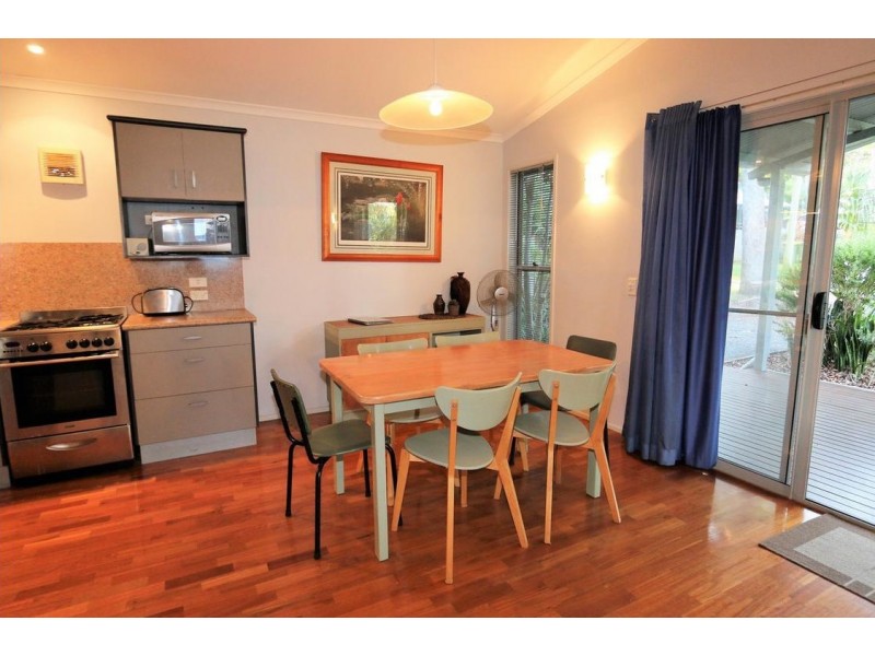 21 Carefree Street, Coochiemudlo Island QLD 4184