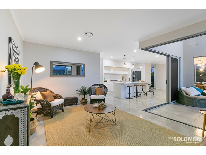 4 Paige Crescent, Wakerley QLD 4154